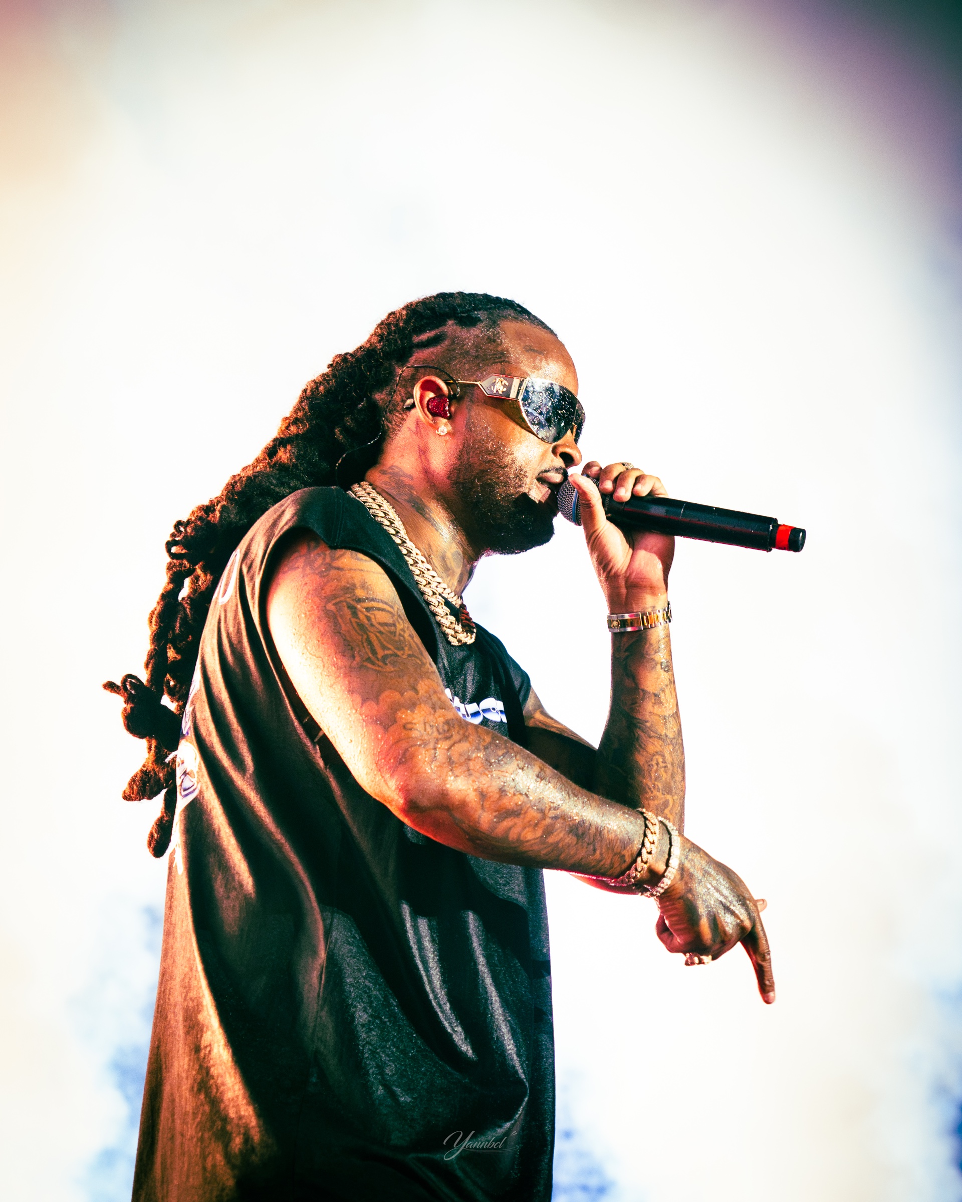 Portrait de profil d’un artiste avec un micro pendant un concert en Guadeloupe