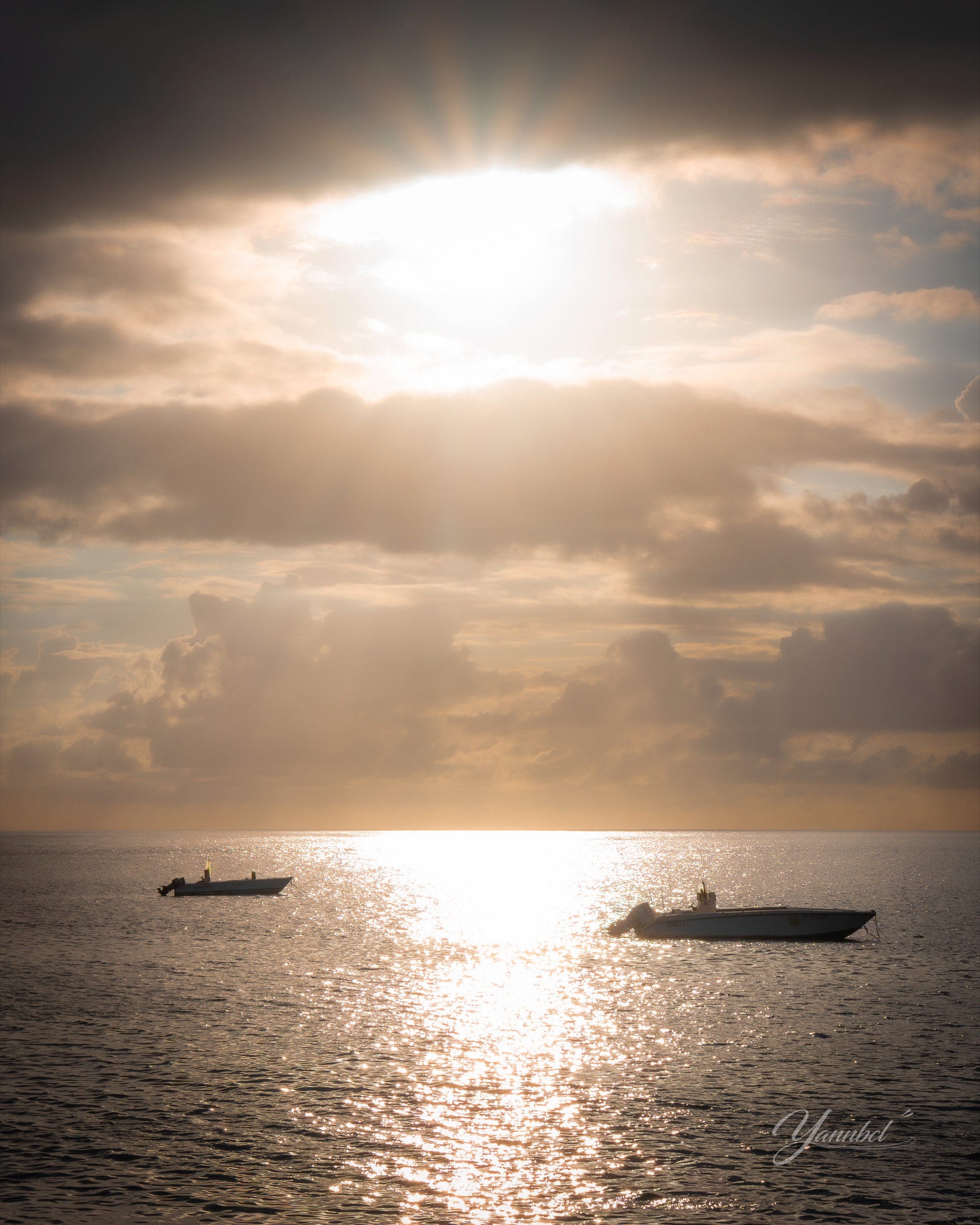 Bateaux au large de Terre-de-Bas sous une lumière de fin de journée