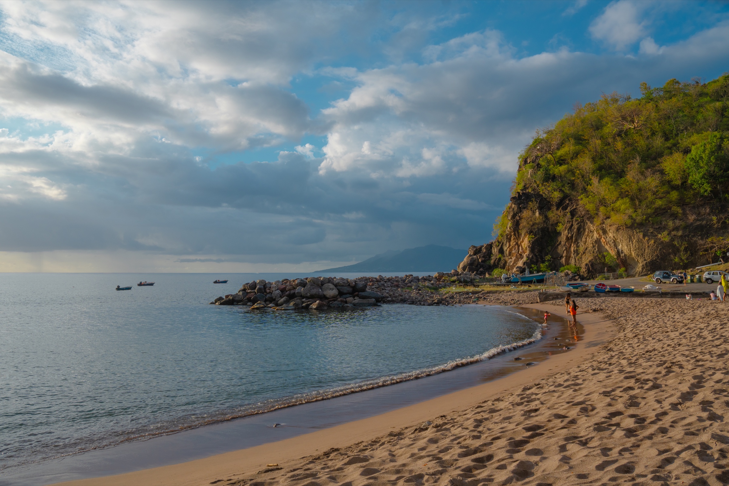 Plage calme de Terre-de-Bas entre mer, sable et relief volcanique