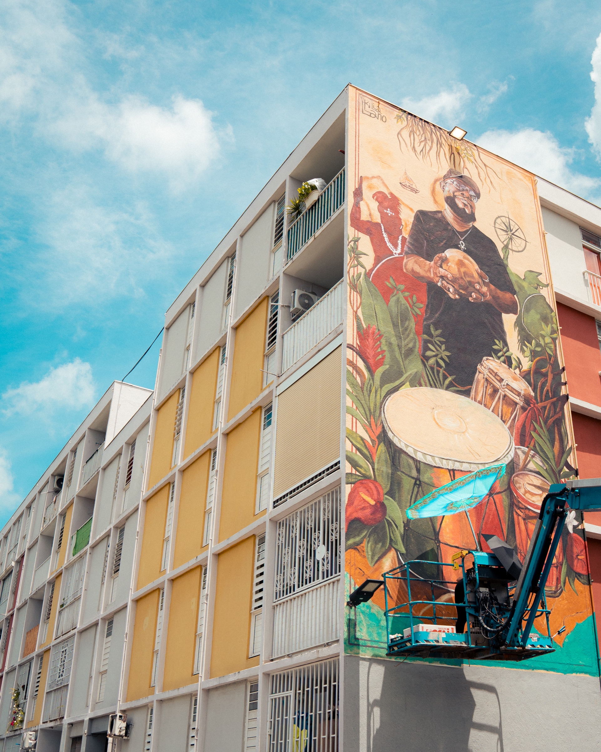 Fresque murale colorée consacrée à la musique et au tambour