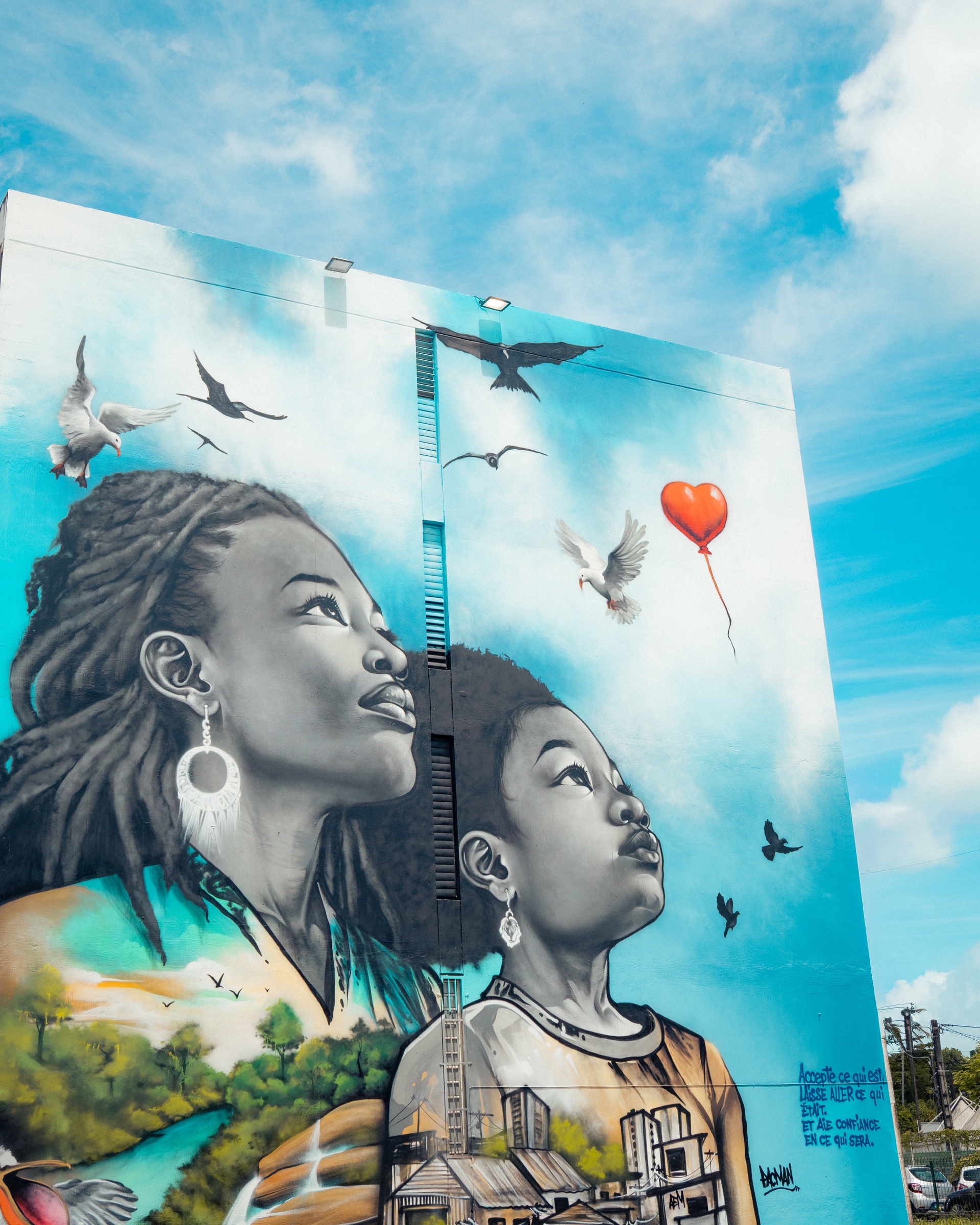 Fresque bleu ciel représentant deux femmes et des oiseaux