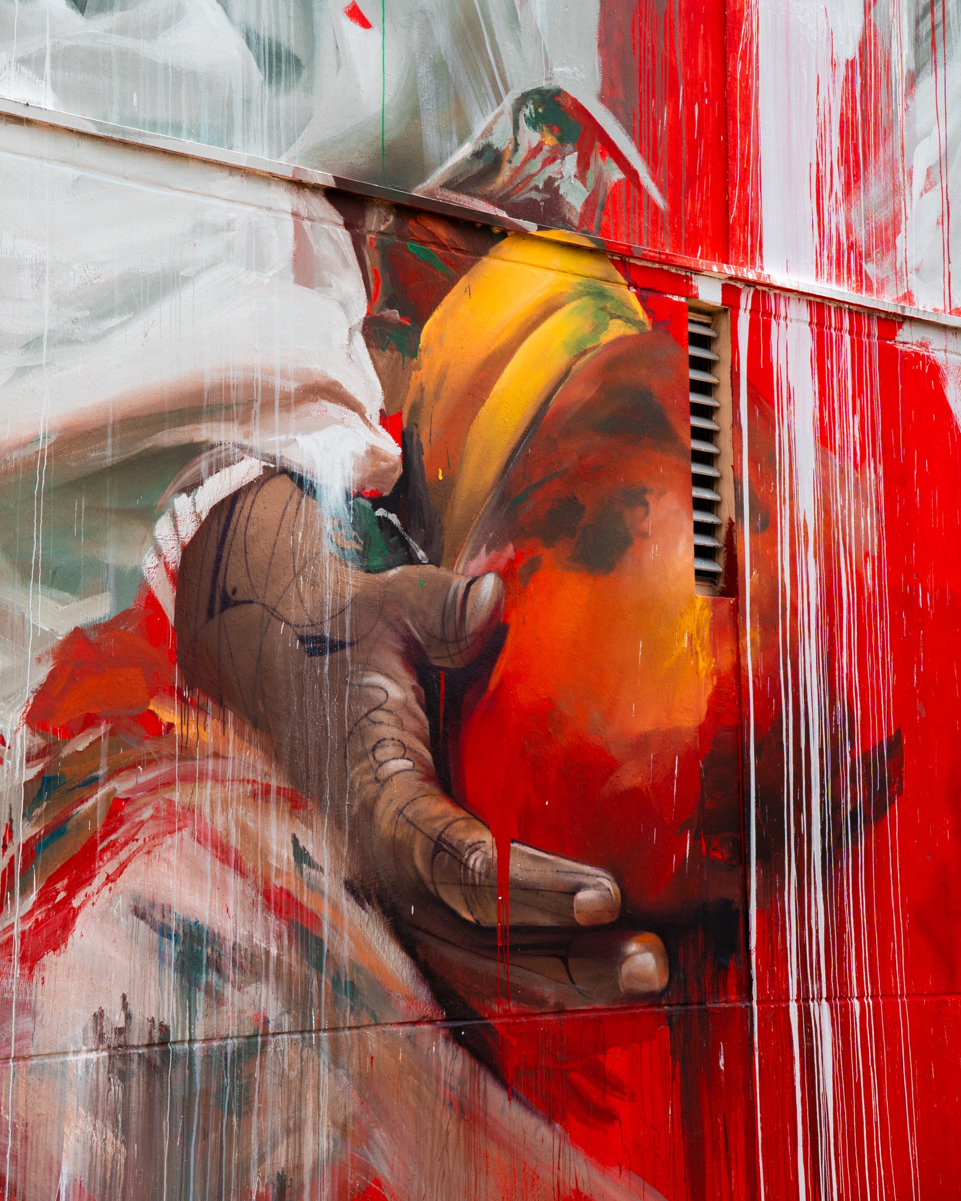Détail rouge d’une fresque murale en cours de création