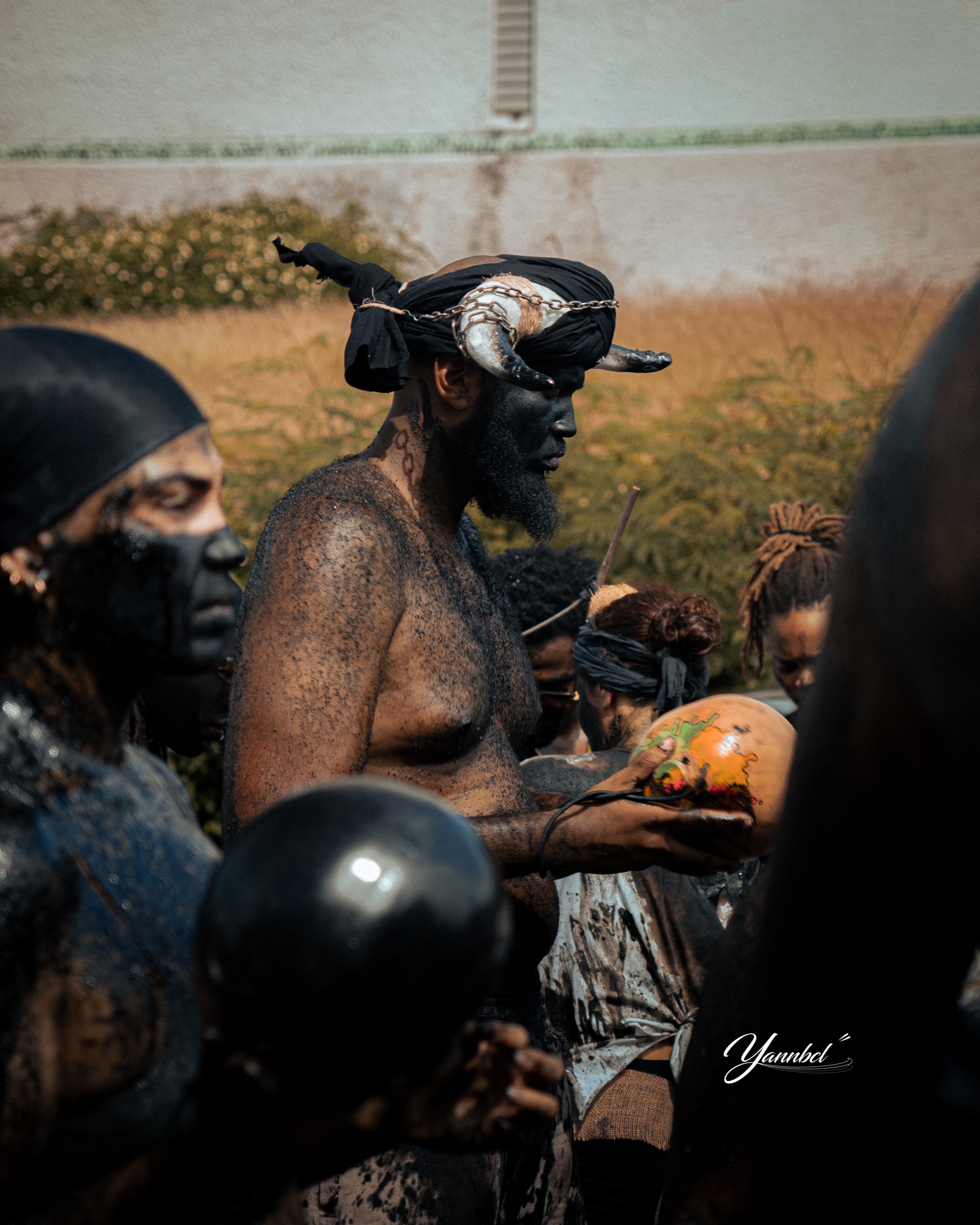 Participant portant une coiffe à cornes au cœur d’un rassemblement traditionnel