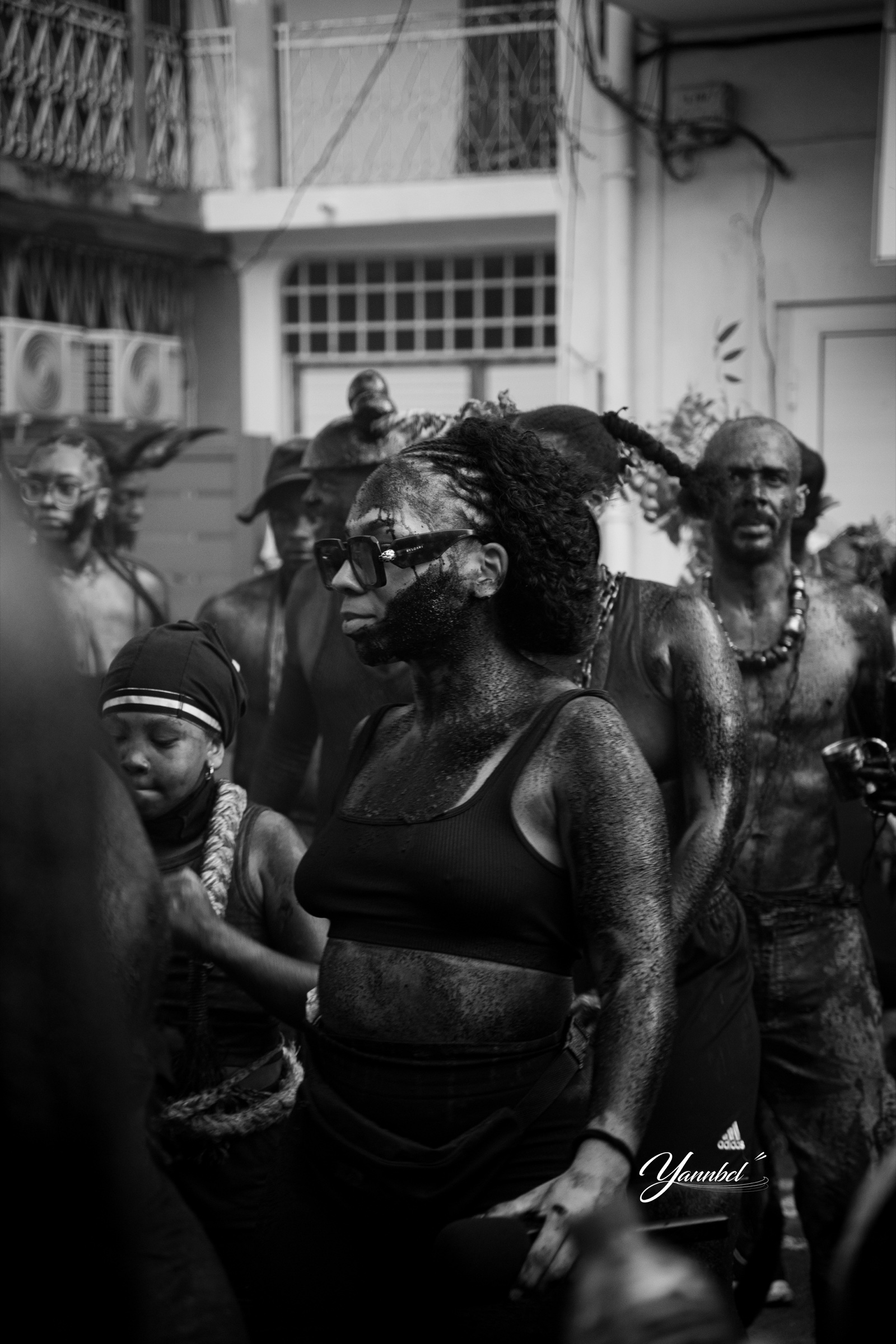 Participante entourée du groupe lors d’une procession traditionnelle