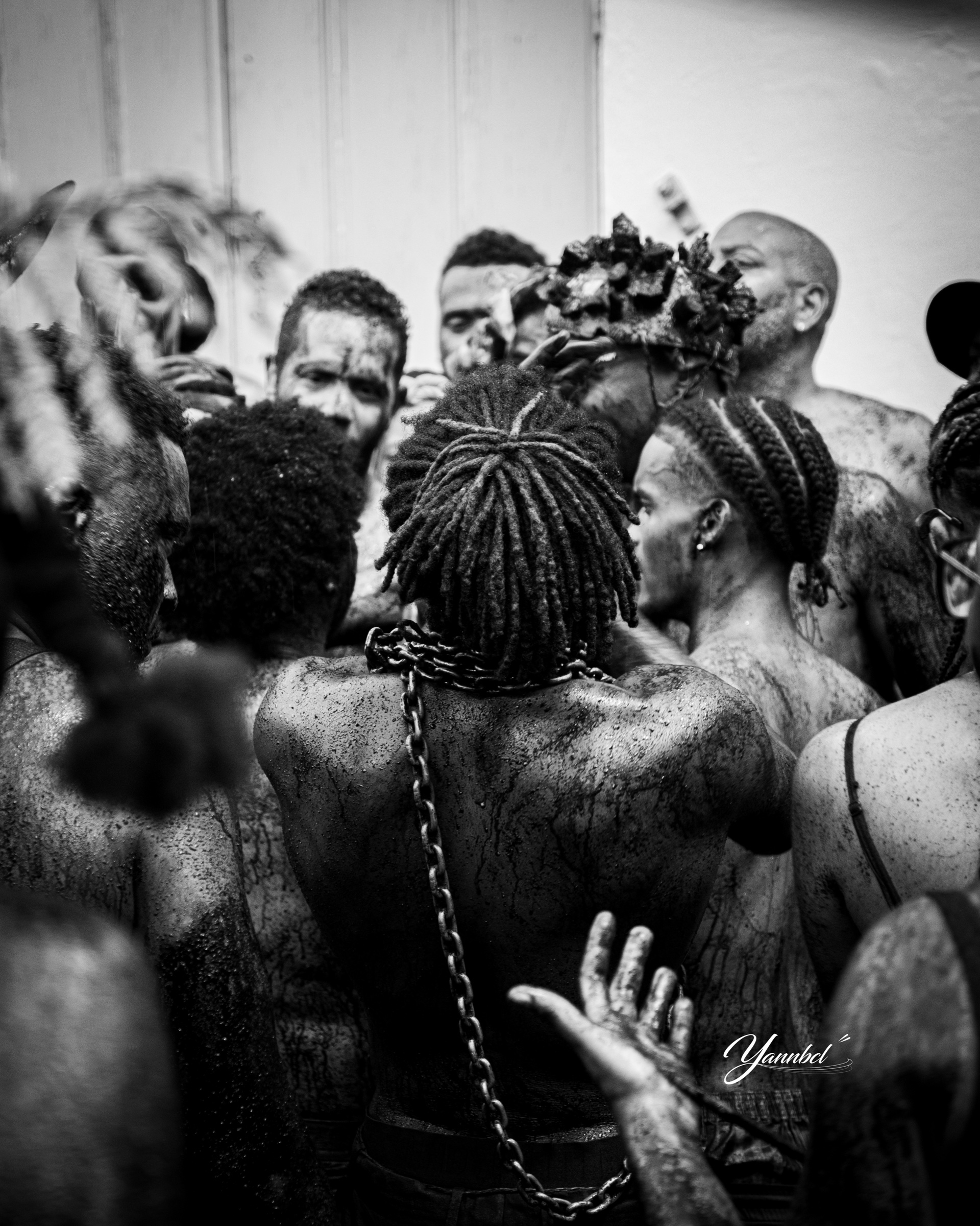 Groupe rassemblé pendant une procession traditionnelle en Guadeloupe