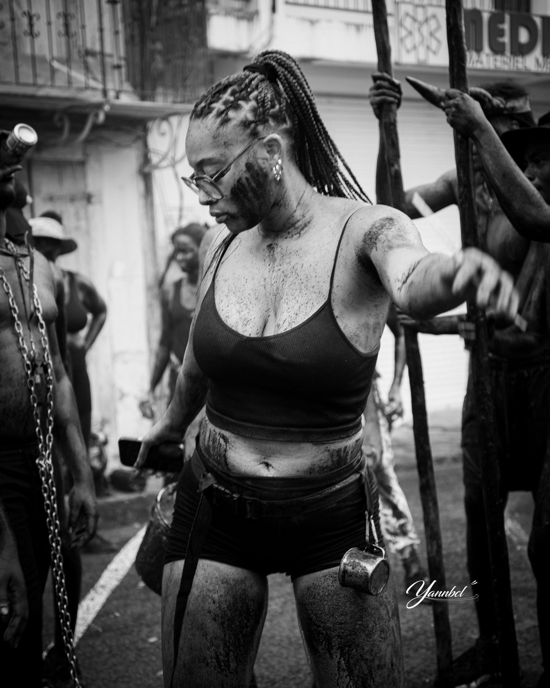 Participante dansant au milieu d’un défilé traditionnel guadeloupéen