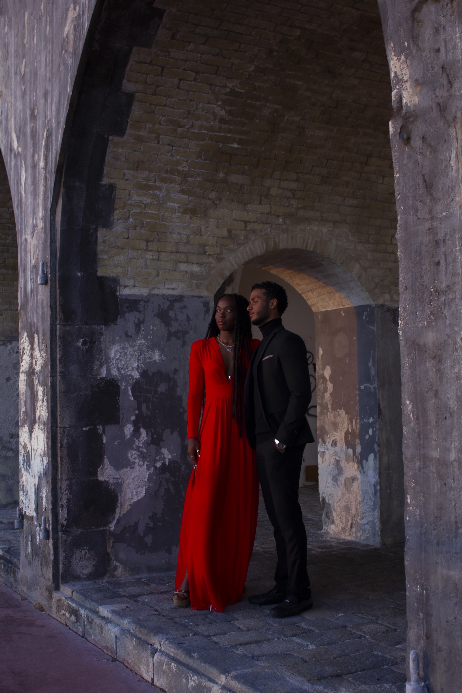 Portrait en pied d’un couple encadré par une succession d’arches