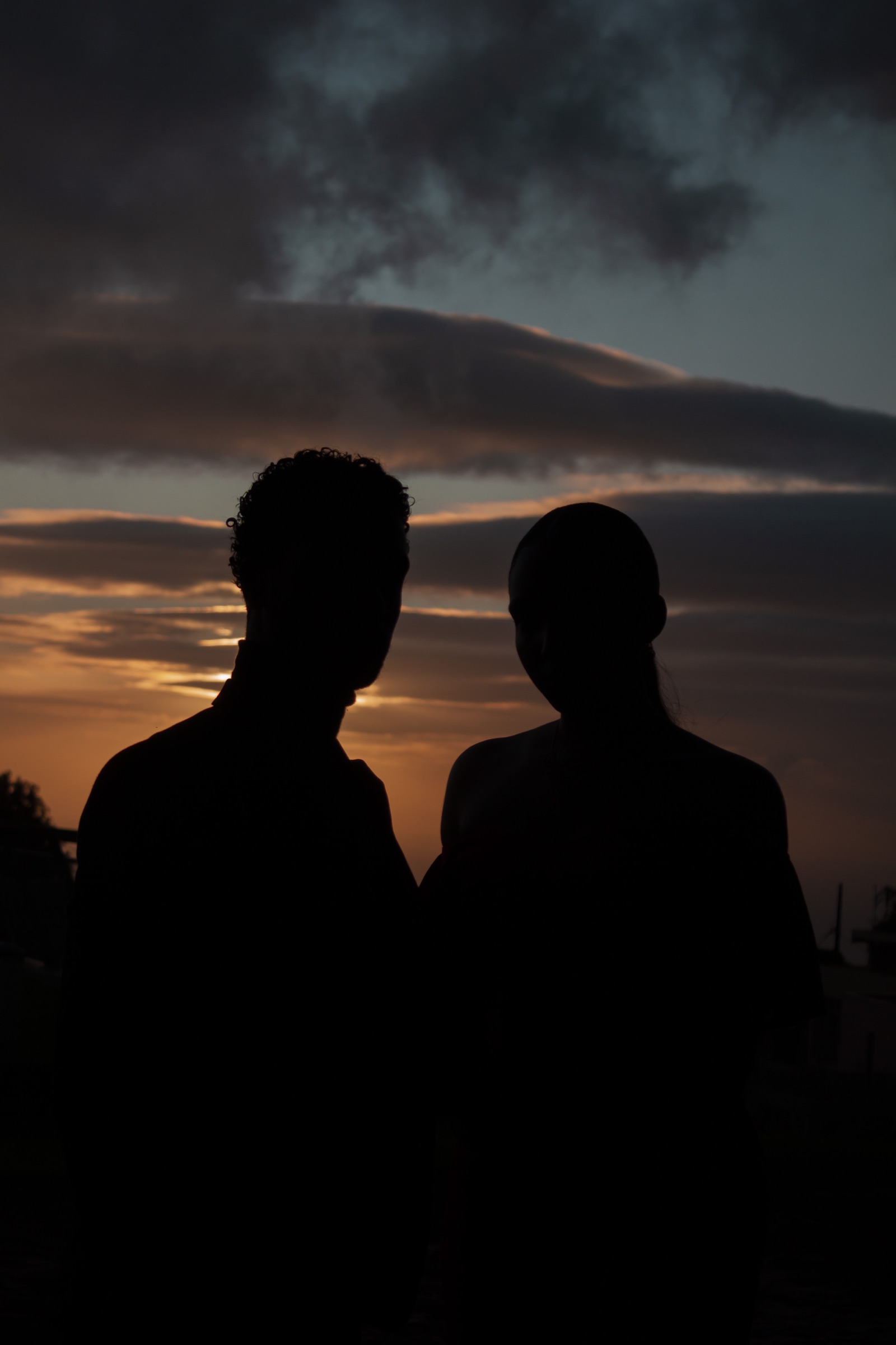 Silhouettes d’un couple devant un ciel de coucher de soleil
