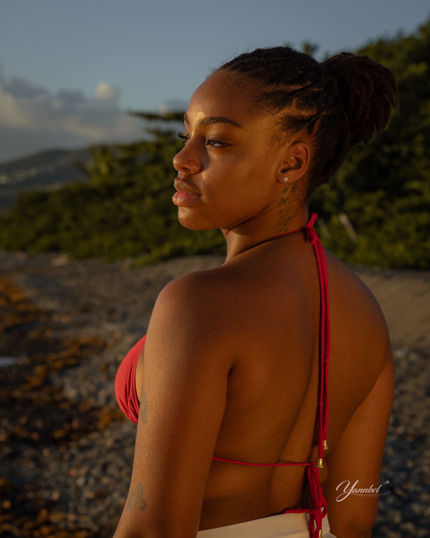 Portrait de profil de Djawiththeneedles sur la plage