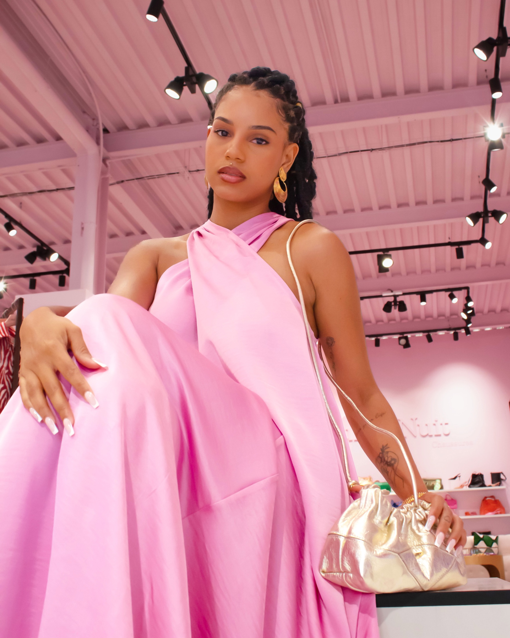 Little Dreamer porte la tenue 1 — robe rose chez Jour & Nuit