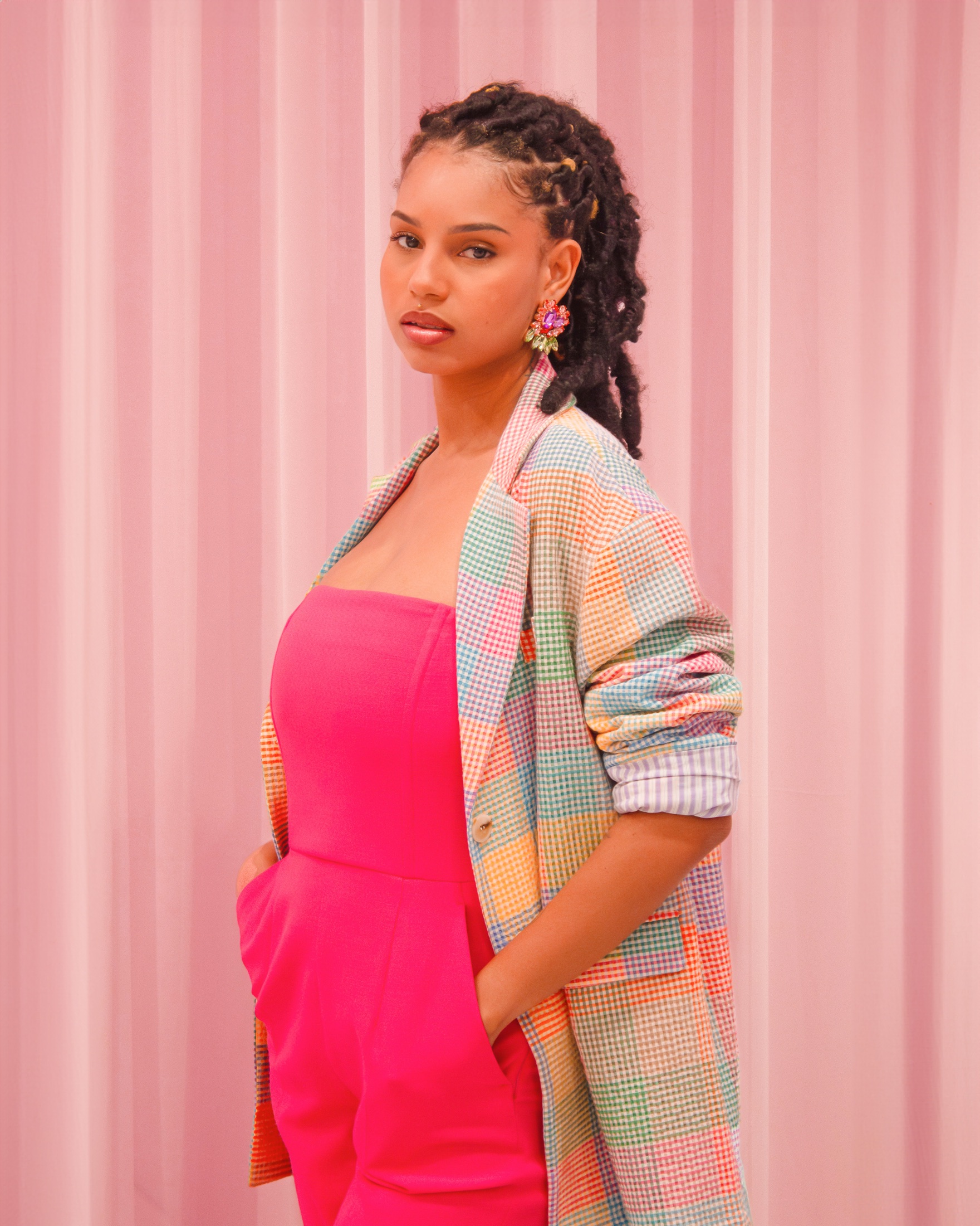 Little Dreamer porte la tenue 3 — tailleur rose chez Jour & Nuit