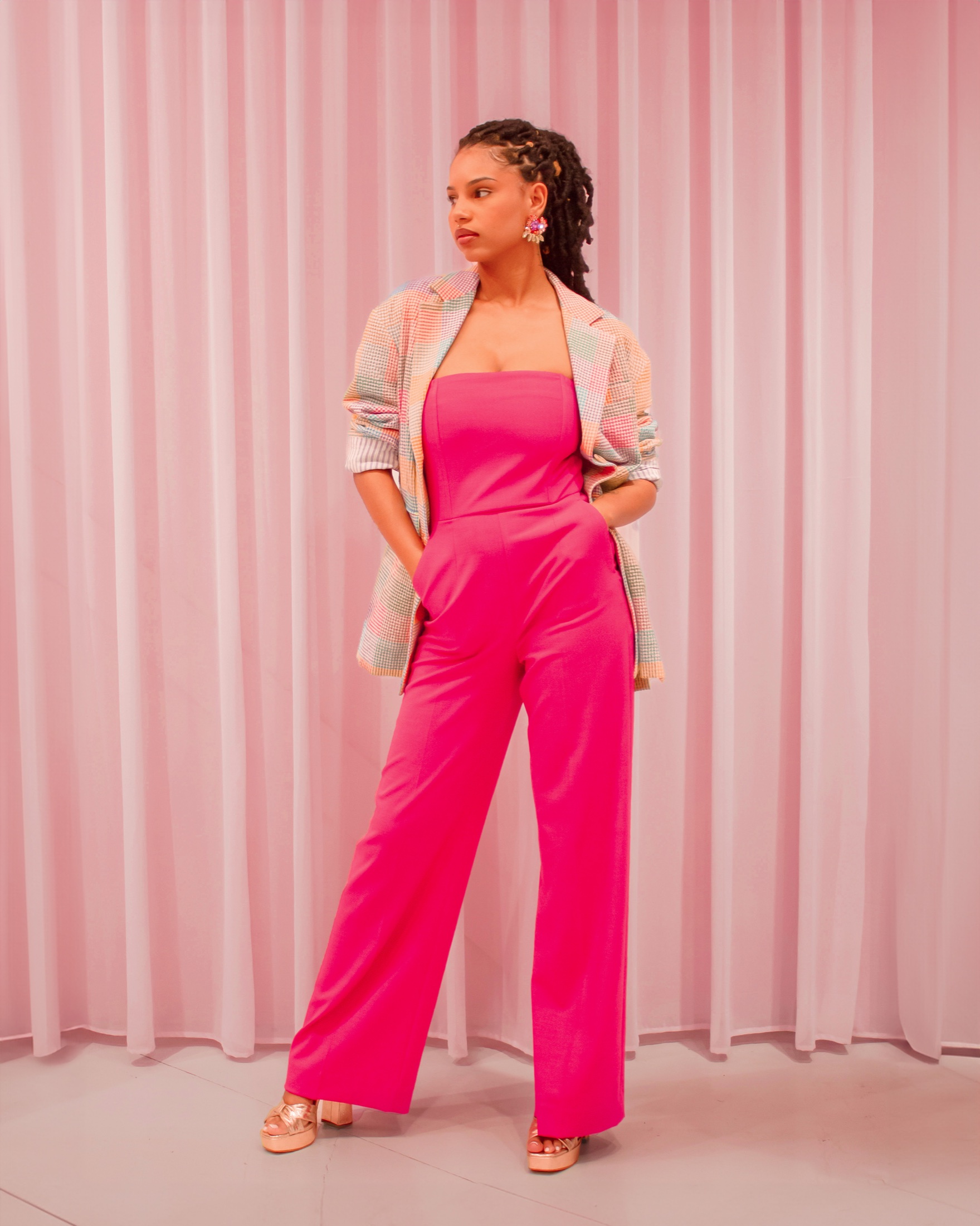 Little Dreamer porte la tenue 3 — tailleur rose chez Jour & Nuit