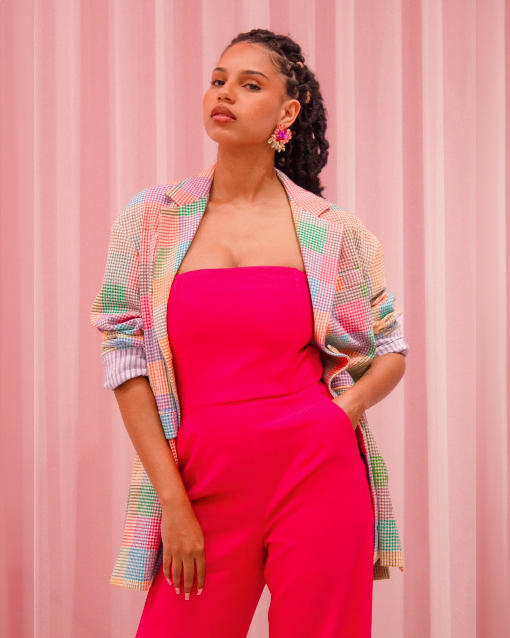 Little Dreamer porte la tenue 3 — tailleur rose chez Jour & Nuit