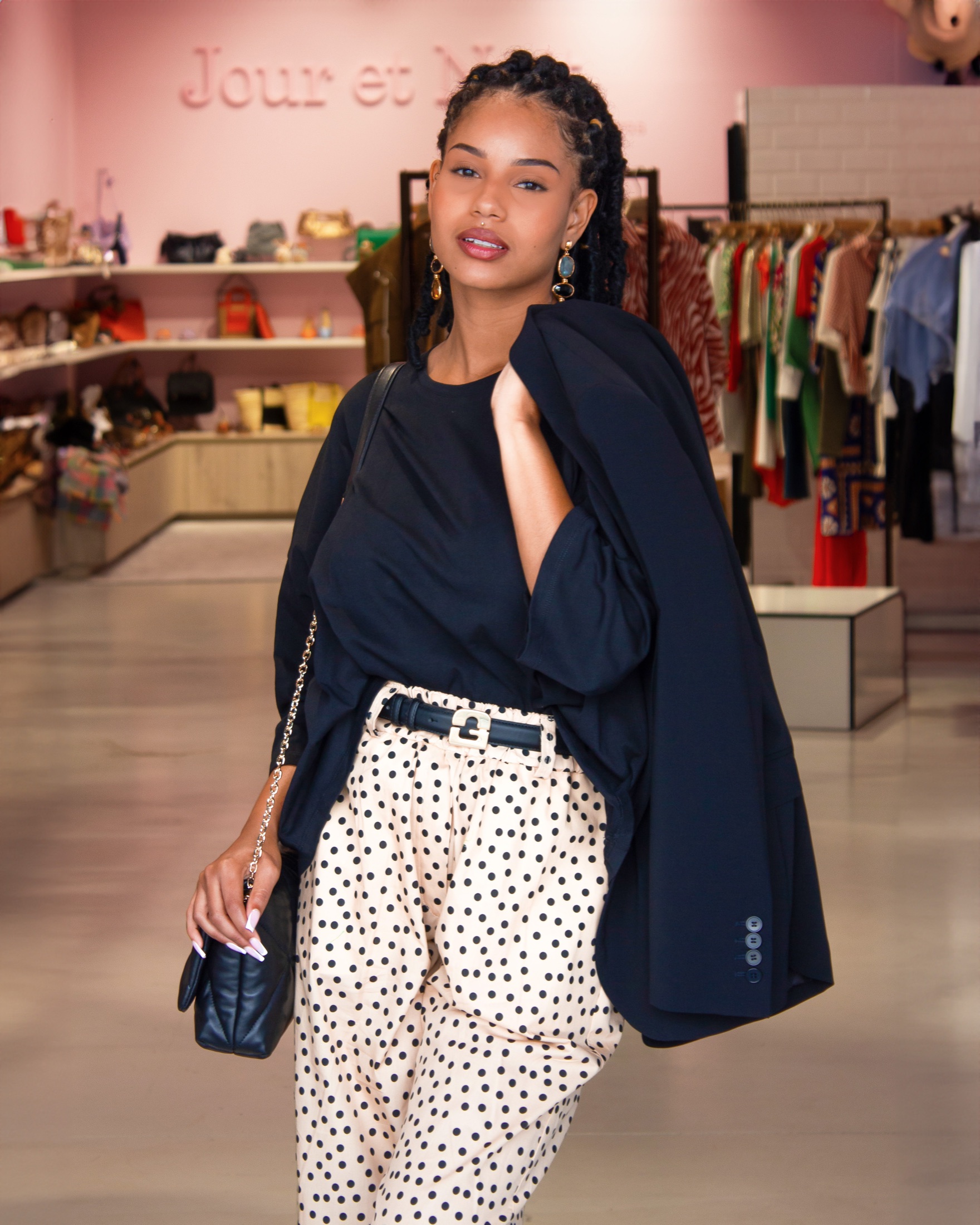 Little Dreamer porte la tenue 5 — noir & imprimé chez Jour & Nuit