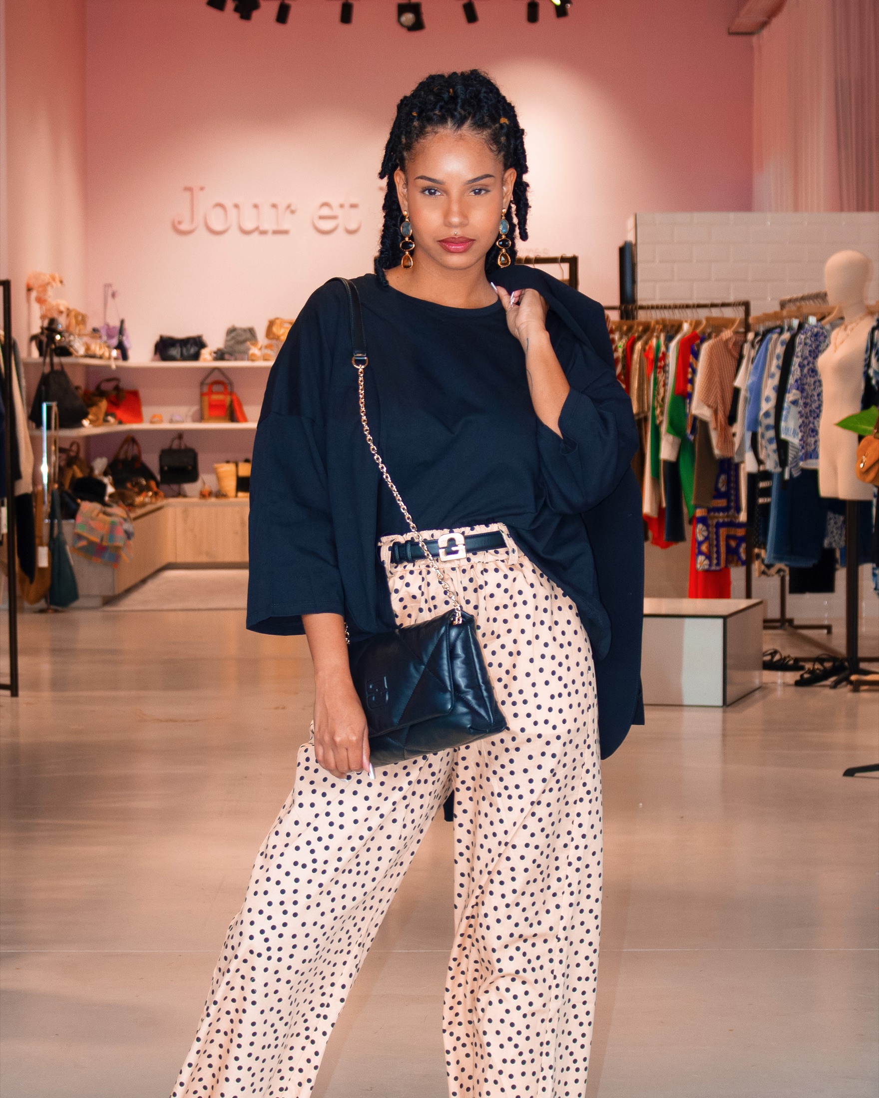 Little Dreamer porte la tenue 5 — noir & imprimé chez Jour & Nuit