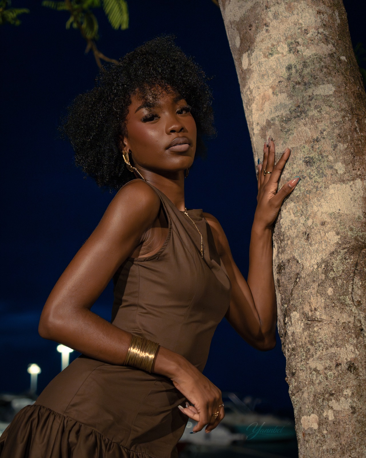 Portrait nocturne de Xyo adossée à un arbre