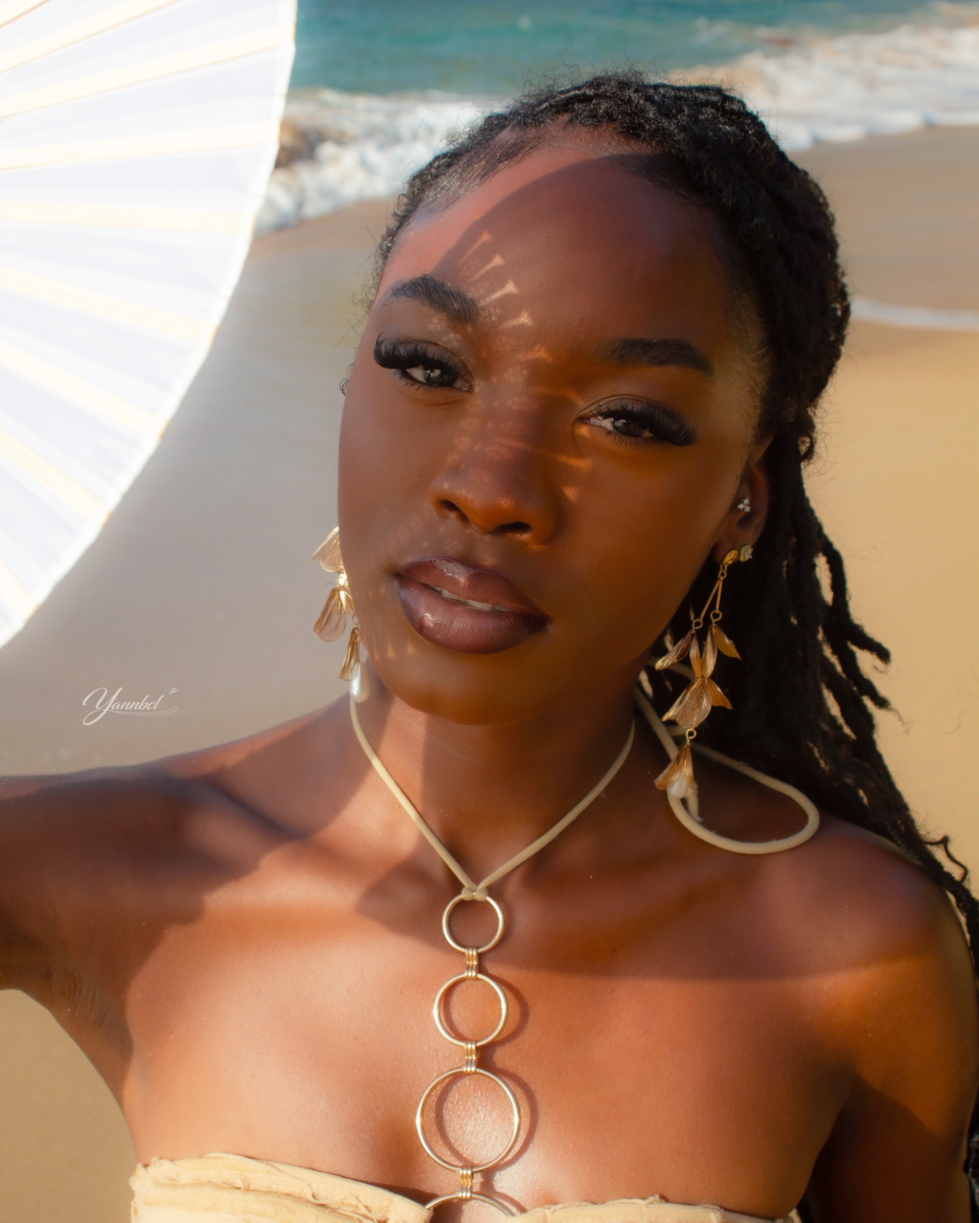 Portrait mode d’Oxy.od pour la série plage de tillet — look doré — photographie 1