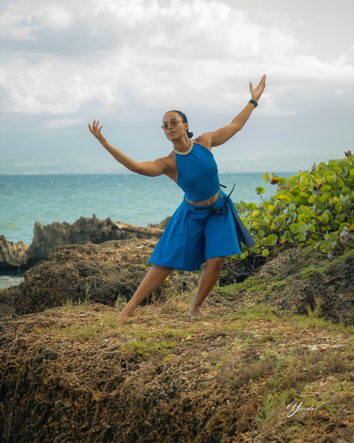 Clara danse sur le littoral dans une tenue bleue