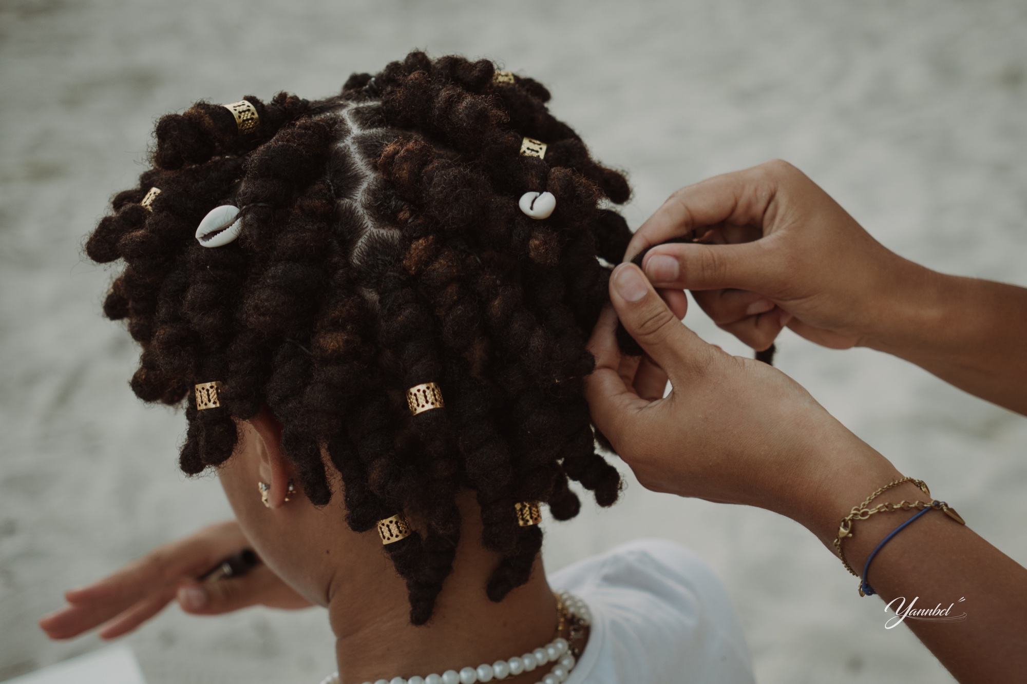 Détail de la coiffure d’Aurianne en cours de réalisation