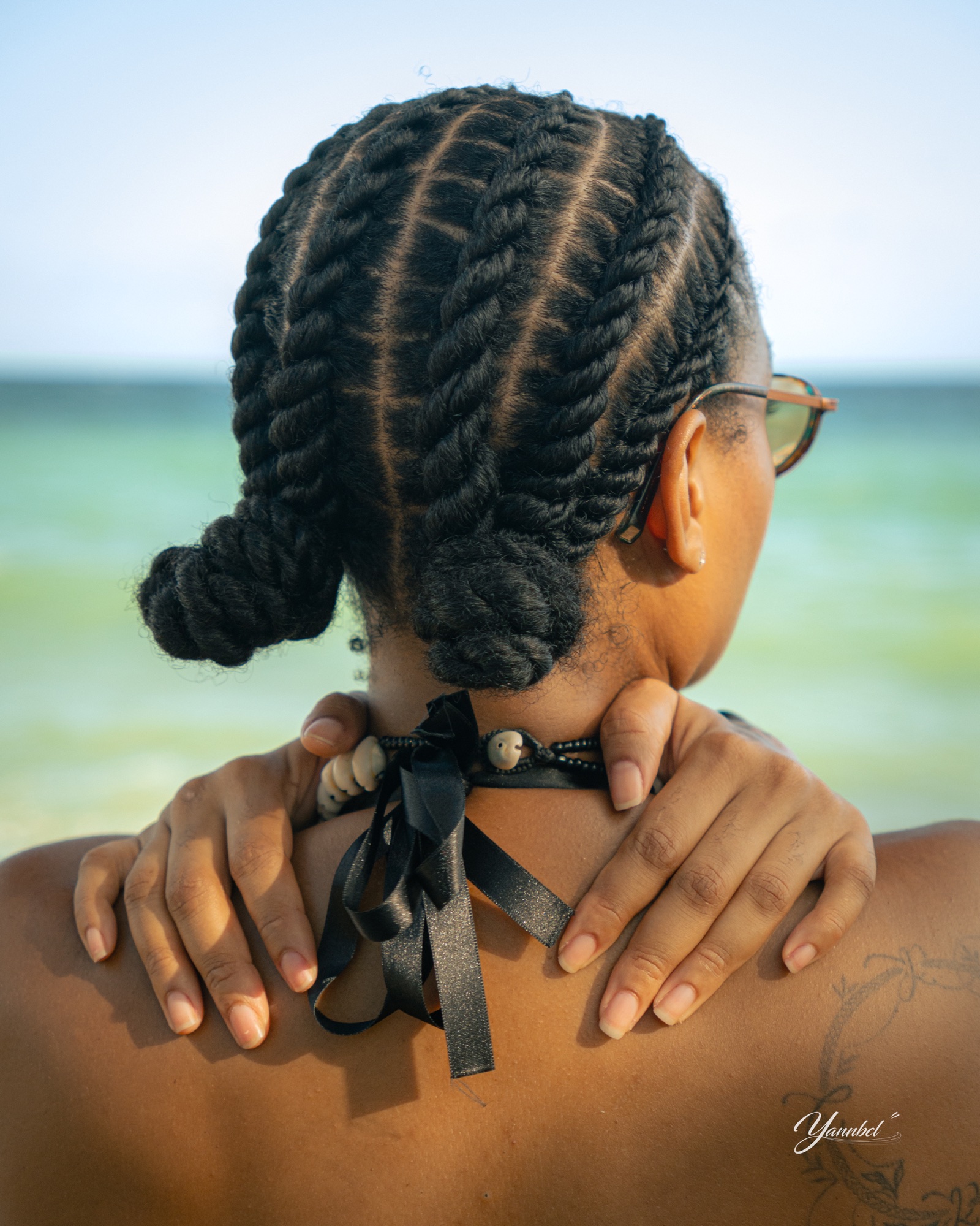 Détail de la coiffure tressée de Clara vue de dos
