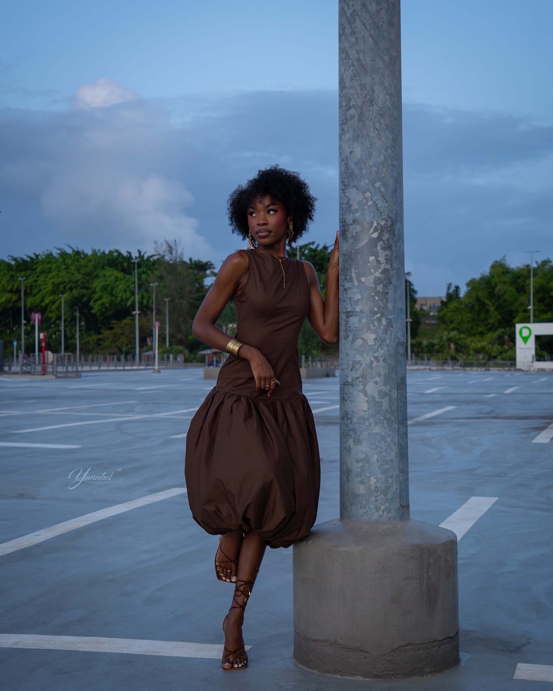 Oxy.od pose dans un parking lors d’un shooting lifestyle