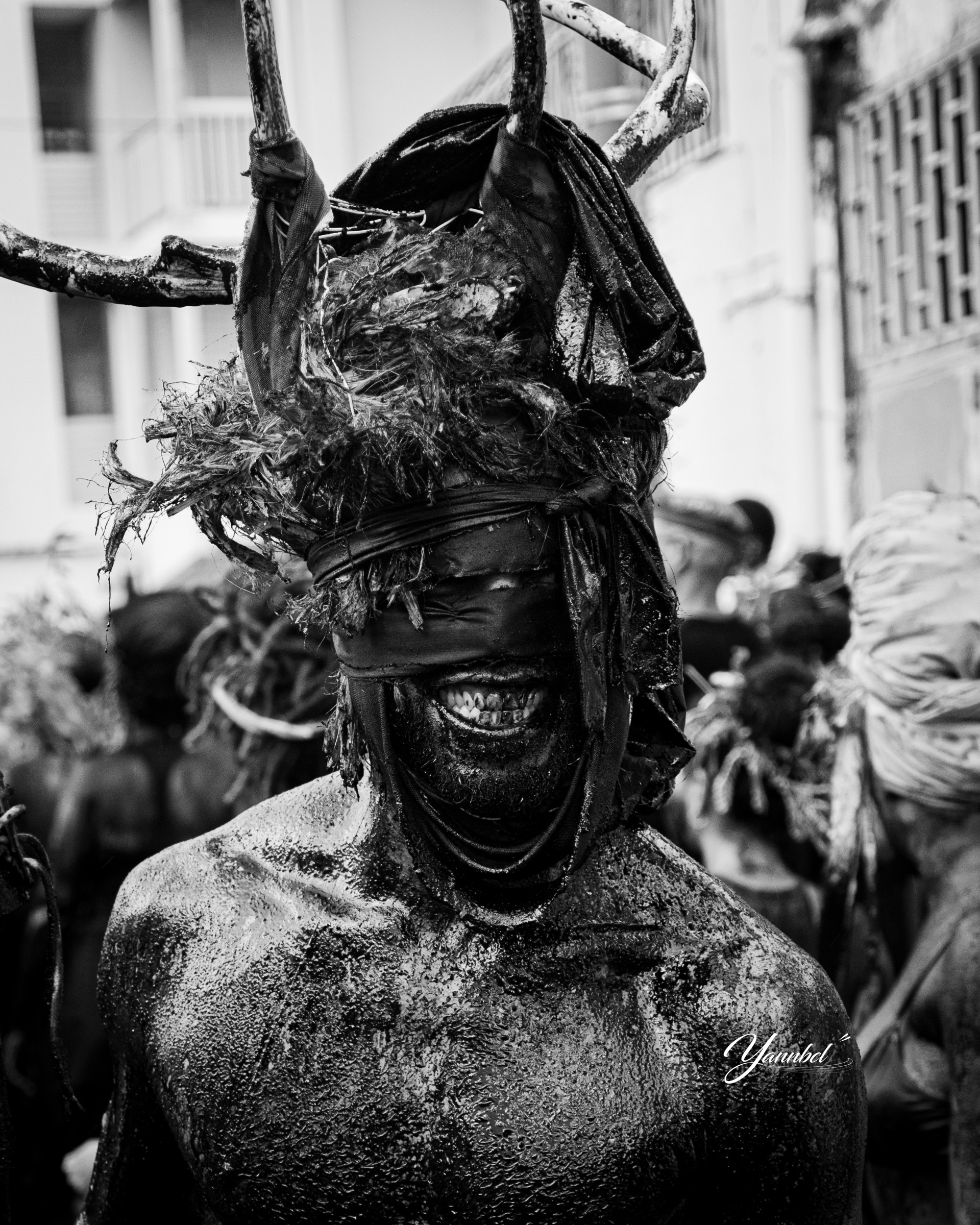 Portrait cérémoniel en noir et blanc avec une coiffe à grandes cornes
