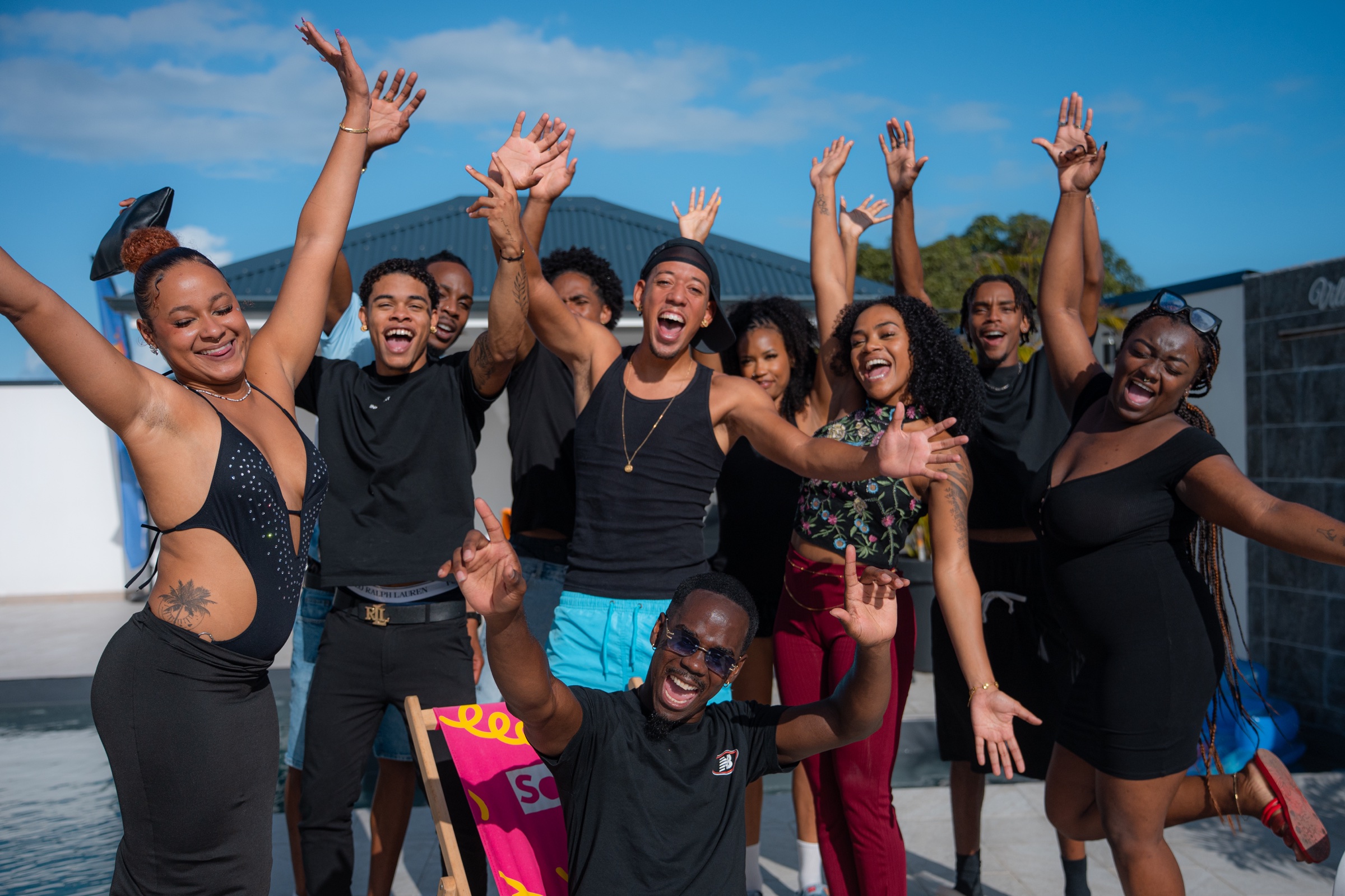 Les candidats de Coco House célèbrent leur arrivée autour de la piscine