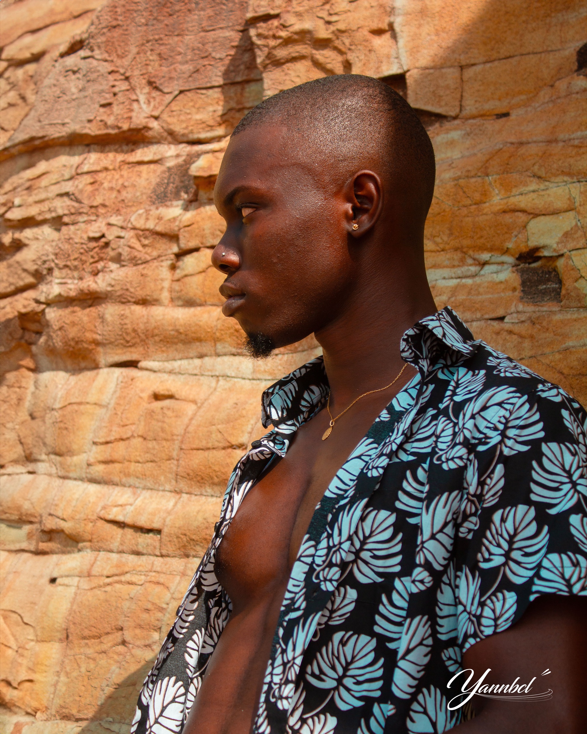 Portrait de Tony.Joe devant les falaises de la plage de Tillet